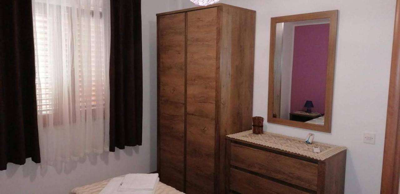 Apartments Vila Leona Pirovac Luaran gambar