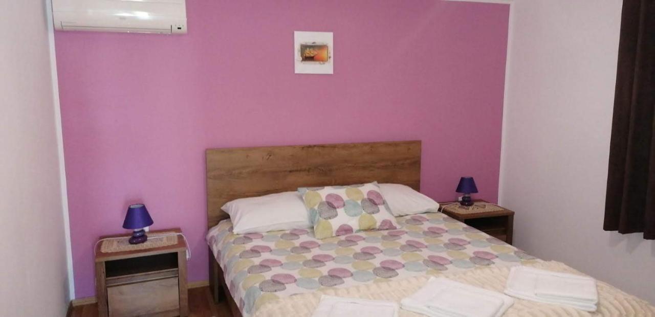 Apartments Vila Leona Pirovac Luaran gambar