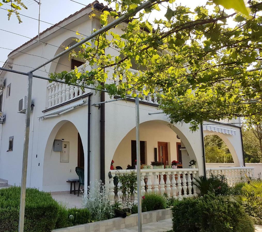 Apartments Vila Leona Pirovac Luaran gambar