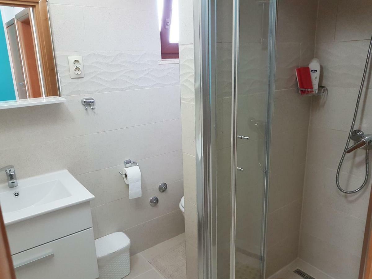 Apartments Vila Leona Pirovac Luaran gambar
