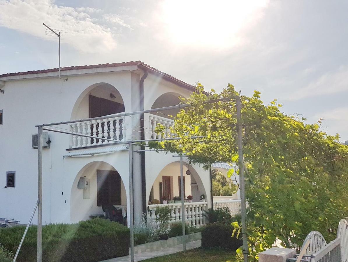 Apartments Vila Leona Pirovac Luaran gambar